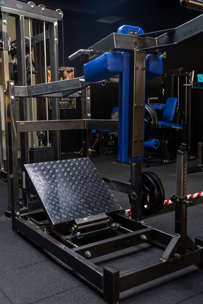 Pendulum Squat Machine with adjustable foot platform - gymequip.eu