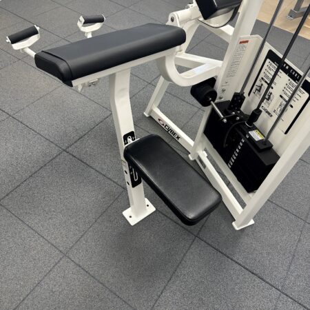 Cybex-VR2-Arm-Curl-1