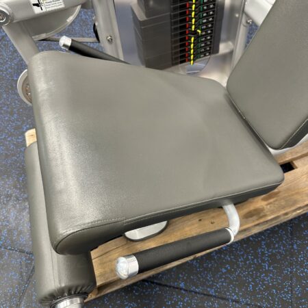 Star-Trac-Instinct-Leg-Extension-1