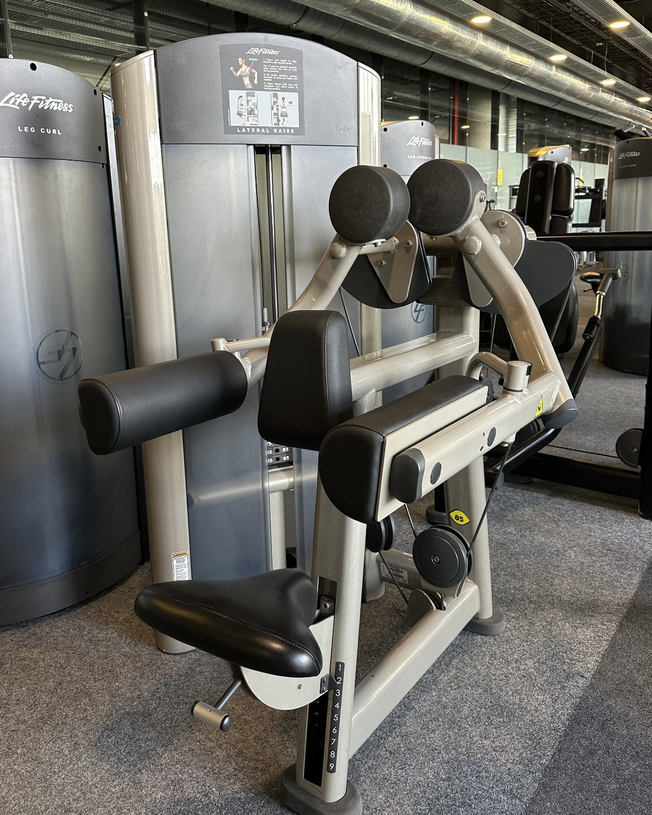 Life Fitness Signature Lateral Raise - 2 Life Fitness Signature Lateral Raise - 2